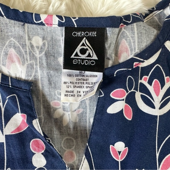 Stretchy floral scrub top - Picture 2 of 3